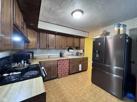 Kitchen - 832 Washington St, Covington, IN 47932 photo 2 of 4