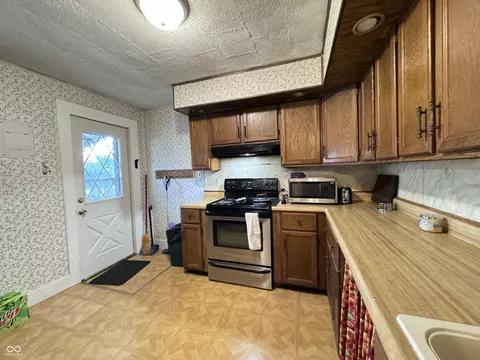 Kitchen - 832 Washington St, Covington, IN 47932 photo 3 of 4