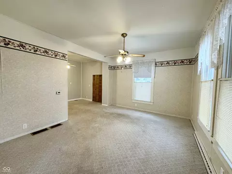 Living - 832 Washington St, Covington, IN 47932 photo 3 of 5