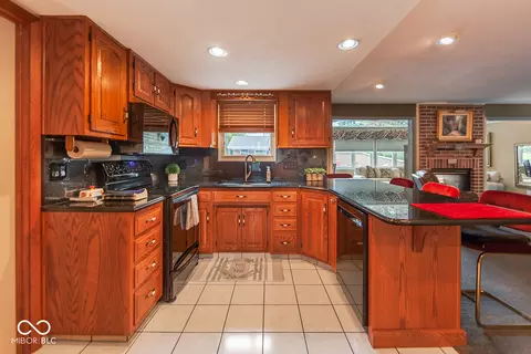 Kitchen - 8620 W Fall Creek Dr, Pendleton, IN 46064 photo 3 of 5