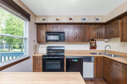 Kitchen - 13914 E 116th St, Fishers, IN 46037 photo 2 of 3