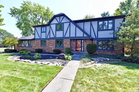 10813 Lakeshore Dr W, Carmel, IN 46033