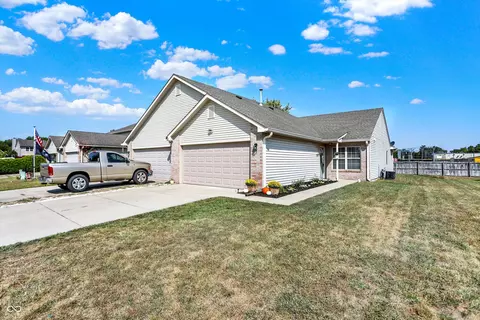 828 Ashton Park Dr, Greenwood, IN 46143