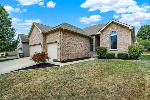 6166 Regency Dr, Columbus, IN 47203 photo 2