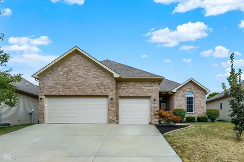 6166 Regency Dr, Columbus, IN 47203