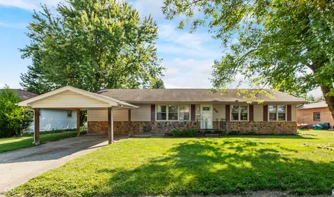 825 Maplewood Dr, Seymour, IN 47274