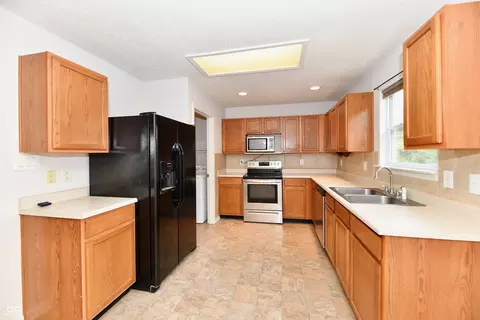 Kitchen - 2195 Shadowbrook Dr, Plainfield, IN 46168 photo 1 of 2