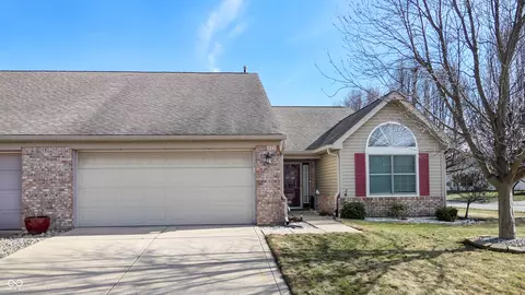 1315 Vicksburg S Dr, Greenwood, IN 46143