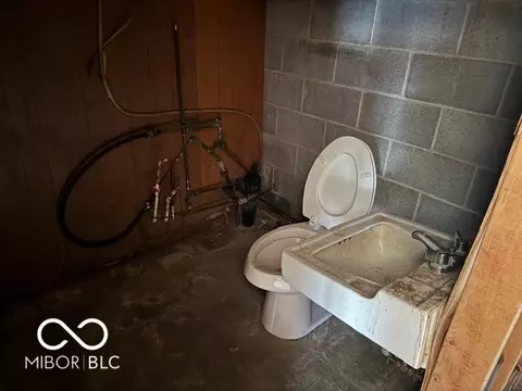 Bath - 648 Locust St, Middletown, IN 47356 photo 1 of 3