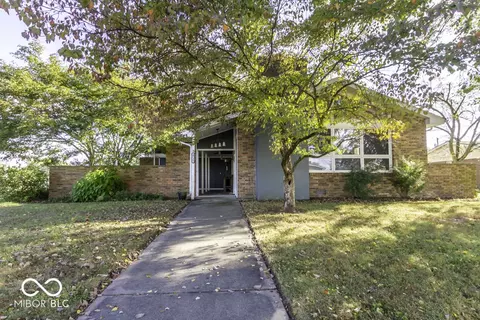 4735 Woodcrest Dr, Columbus, IN 47203