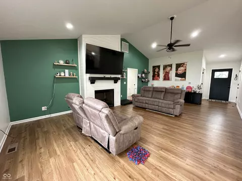 Living - 407 E Maple St, Bainbridge, IN 46105 photo 2 of 4