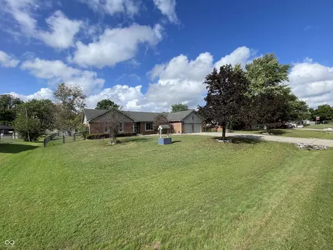 226 Poplar Grove Dr, Avon, IN 46123