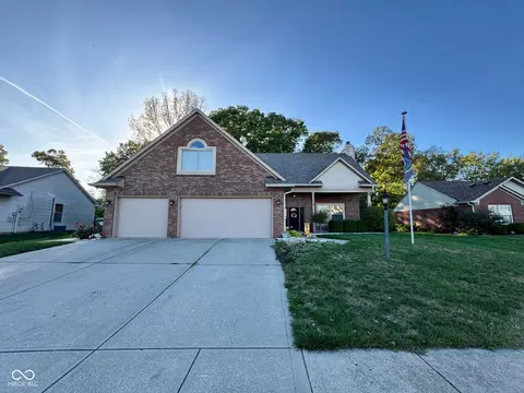 388 N Greenbriar Dr, Greenwood, IN 46142