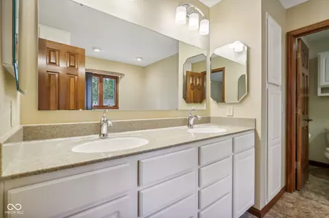 Bath - 1207 Reeves Rd, Plainfield, IN 46168 photo 2 of 10