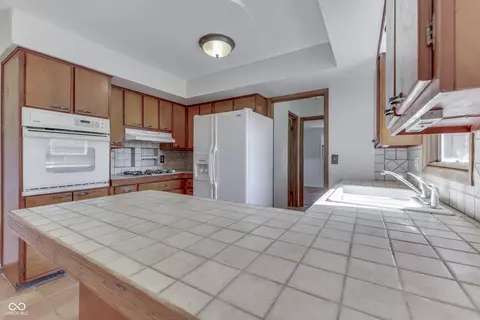 Kitchen - 6341 Apache Dr, Indianapolis, IN 46254 photo 2 of 6
