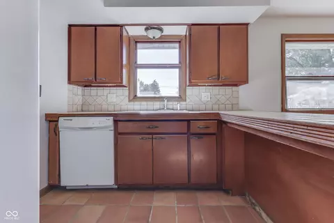 Kitchen - 6341 Apache Dr, Indianapolis, IN 46254 photo 5 of 6