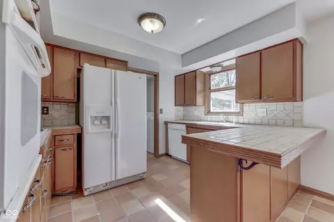 Kitchen - 6341 Apache Dr, Indianapolis, IN 46254 photo 4 of 6