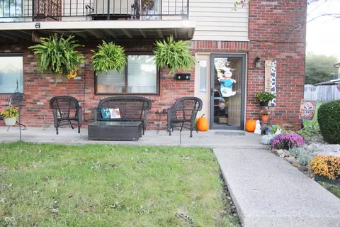 2 Greenwood Trail S Dr, Greenwood, IN 46142