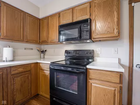Kitchen - 584 Summit Dr, Plainfield, IN 46168 photo 4 of 5
