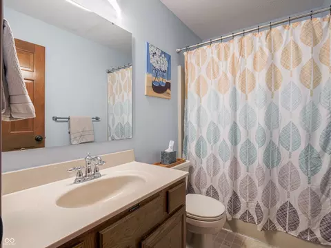 Bath - 584 Summit Dr, Plainfield, IN 46168 photo 2 of 2