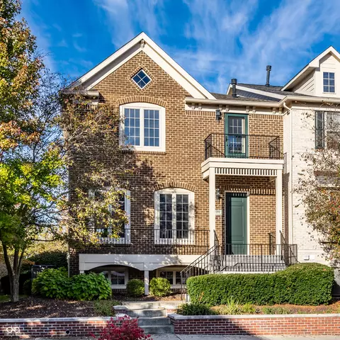 220 Manchester Dr, Zionsville, IN 46077