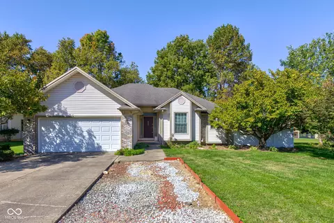 1838 E Woodside Village Dr, Connersville, IN 47331