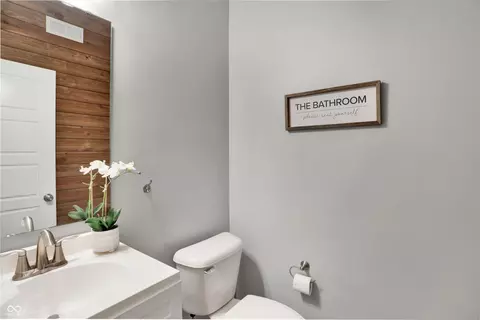 Bath - 8815 Slayton St, Pendleton, IN 46064 photo 2 of 5