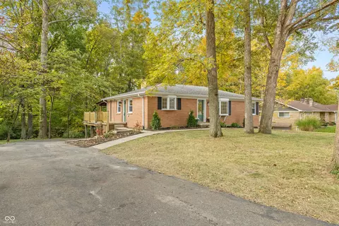 7695 Hillcrest Dr, Mooresville, IN 46158