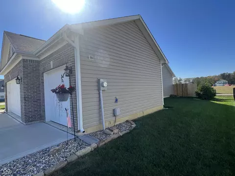 6038 Emerald Commons Dr, Indianapolis, IN 46221 photo 2