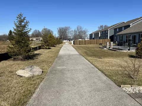 6038 Emerald Commons Dr, Indianapolis, IN 46221 photo 4