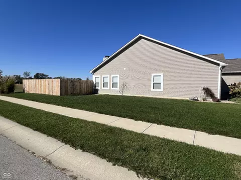 6038 Emerald Commons Dr, Indianapolis, IN 46221 photo 3