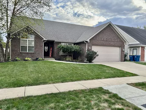 4363 Summerhaven Dr, New Palestine, IN 46163