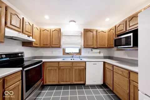Kitchen - 355 Pinnacle Ln, Plainfield, IN 46168 photo 2 of 4