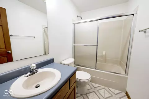 Bath - 355 Pinnacle Ln, Plainfield, IN 46168 photo 3 of 7