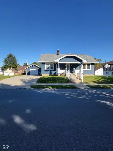 121 N 9th St, Elwood, IN 46036