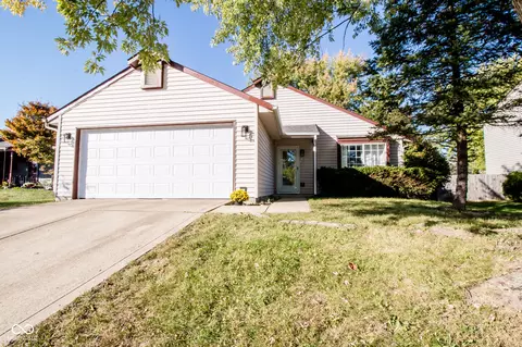 1572 Bridle Way Blvd, Columbus, IN 47201