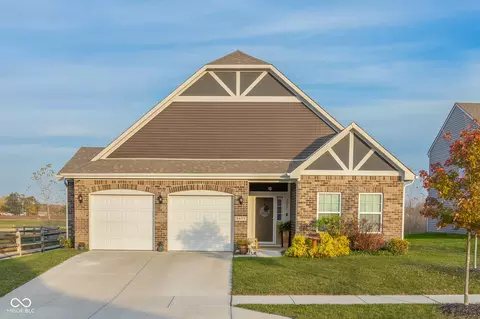 3977 Woodview Dr, Columbus, IN 47201