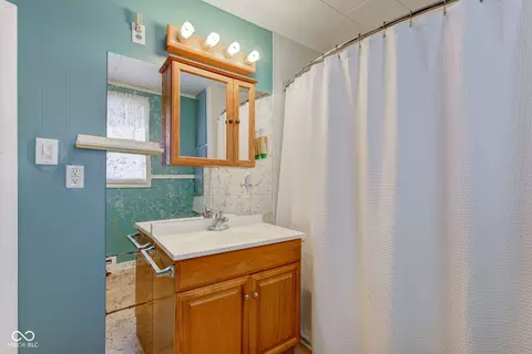Bath - 211 S Independence St, Windfall, IN 46076 photo 2 of 2