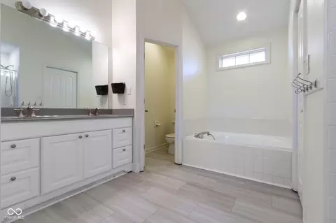 Bath - 12958 Sinclair Pl, Fishers, IN 46038 photo 4 of 5