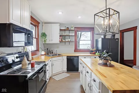 Kitchen - 5982 W State Road 38, Pendleton, IN 46064 photo 4 of 5