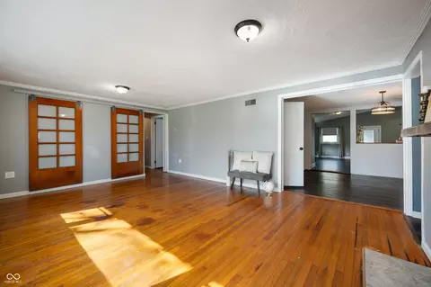 Living - 914 Maple St, Middletown, IN 47356 photo 4 of 7