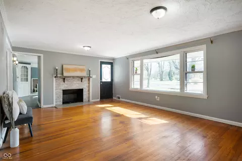 Living - 914 Maple St, Middletown, IN 47356 photo 6 of 7