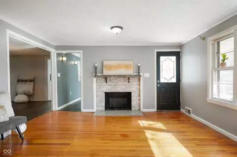 Living - 914 Maple St, Middletown, IN 47356 photo 5 of 7
