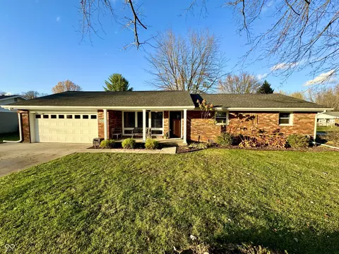 819 Greenbrier Dr, Seymour, IN 47274