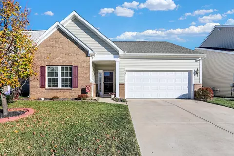 653 Reunion Ln, Greenwood, IN 46143