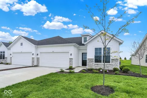1621 Clover Crossing Dr, Greenfield, IN 46140
