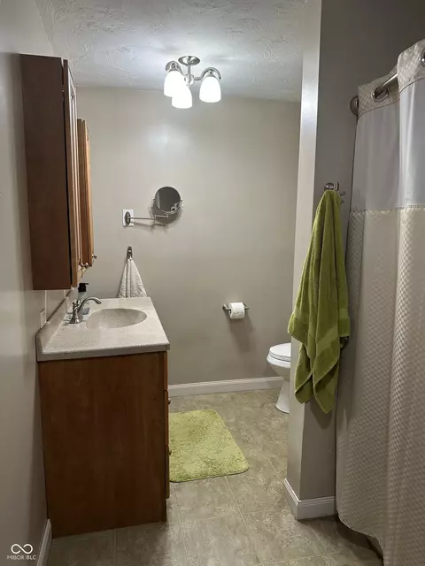 Bath - 8616 S 750 W, Pendleton, IN 46064 photo 2 of 5