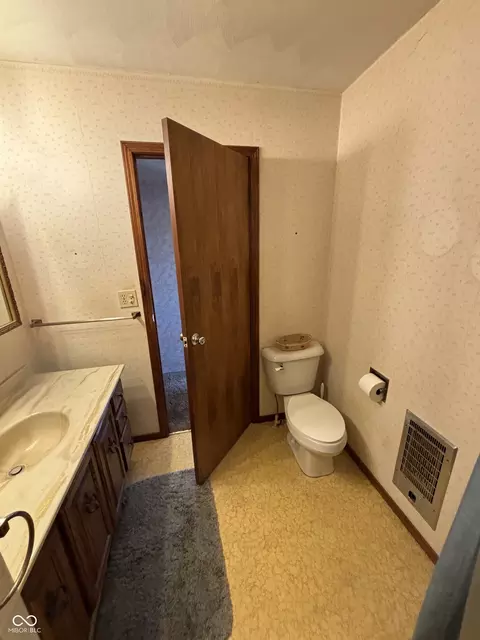 Bath - 111 N Eugene Ave, Cayuga, IN 47928 photo 3 of 6