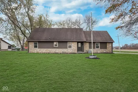 6979 W Brier Creek Dr, New Palestine, IN 46163