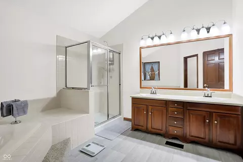 Bath - 709 Howe Dr, Carmel, IN 46032 photo 4 of 6